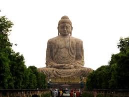 Buda meditando Estátua de gigante Buda sentado em meditação. Representação da espiritualidade elevada.