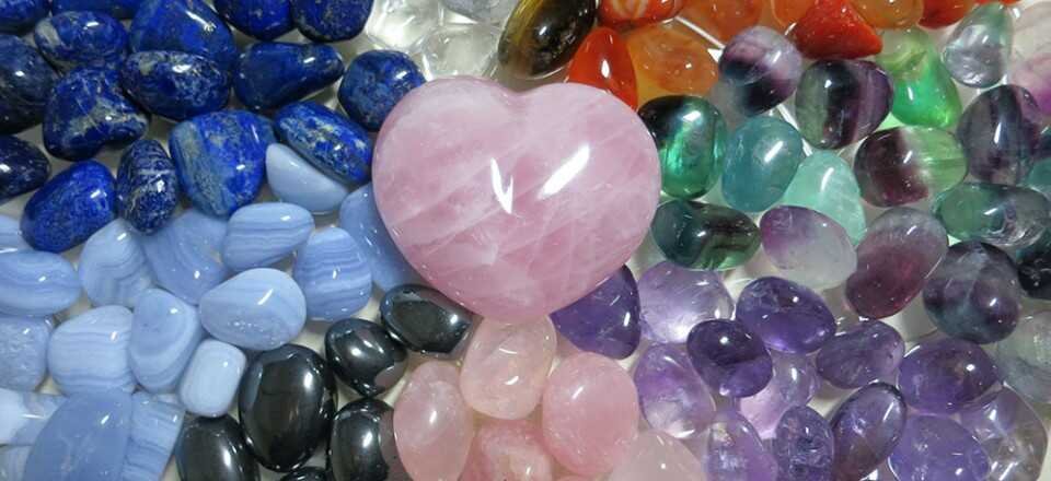 Cristais Coloridos e Chakras Cristais sortidos coloridos relacionados aos diversos chakras
