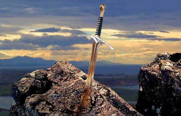Espada na Pedra - Excalibur Excalibur é o nome da espada lendária do Rei Artur. Ela está cravada em uma pedra.