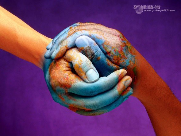 Mãos Unidas em Paz Duas pessoas unem as mãos na forma de um globo em gesto de paz