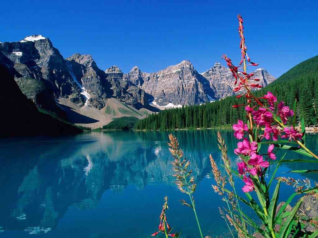 Montanhas Uma linda cadeia de montanhas com um lago