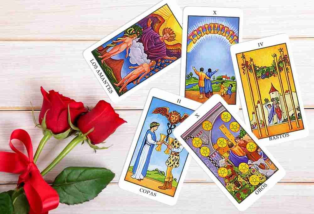 tarotcartasrosas Cartas de Tarot - Os Amantes 6, 10 de Ouros, 2 de Copas, 10 de Copas e 4 de Paus. Duas rosas vermelhas.